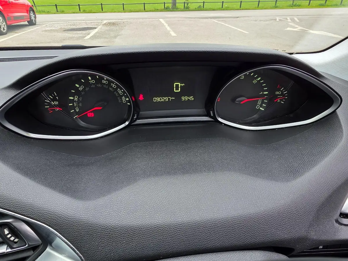 2014-peugeot-308-16hdi-active-big-22