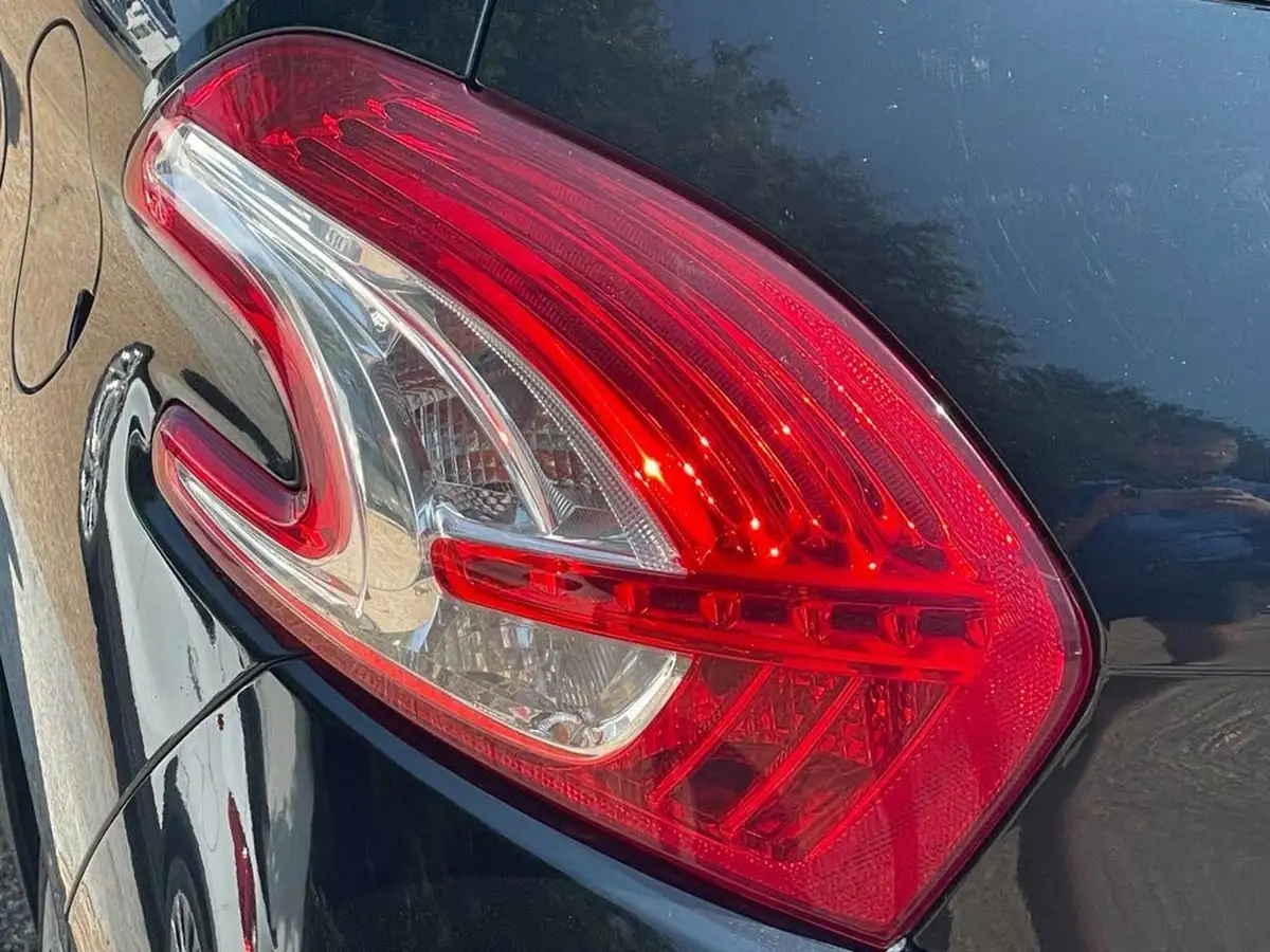 2012-peugeot-208-16-feline-vti-120bhp-5d-big-25
