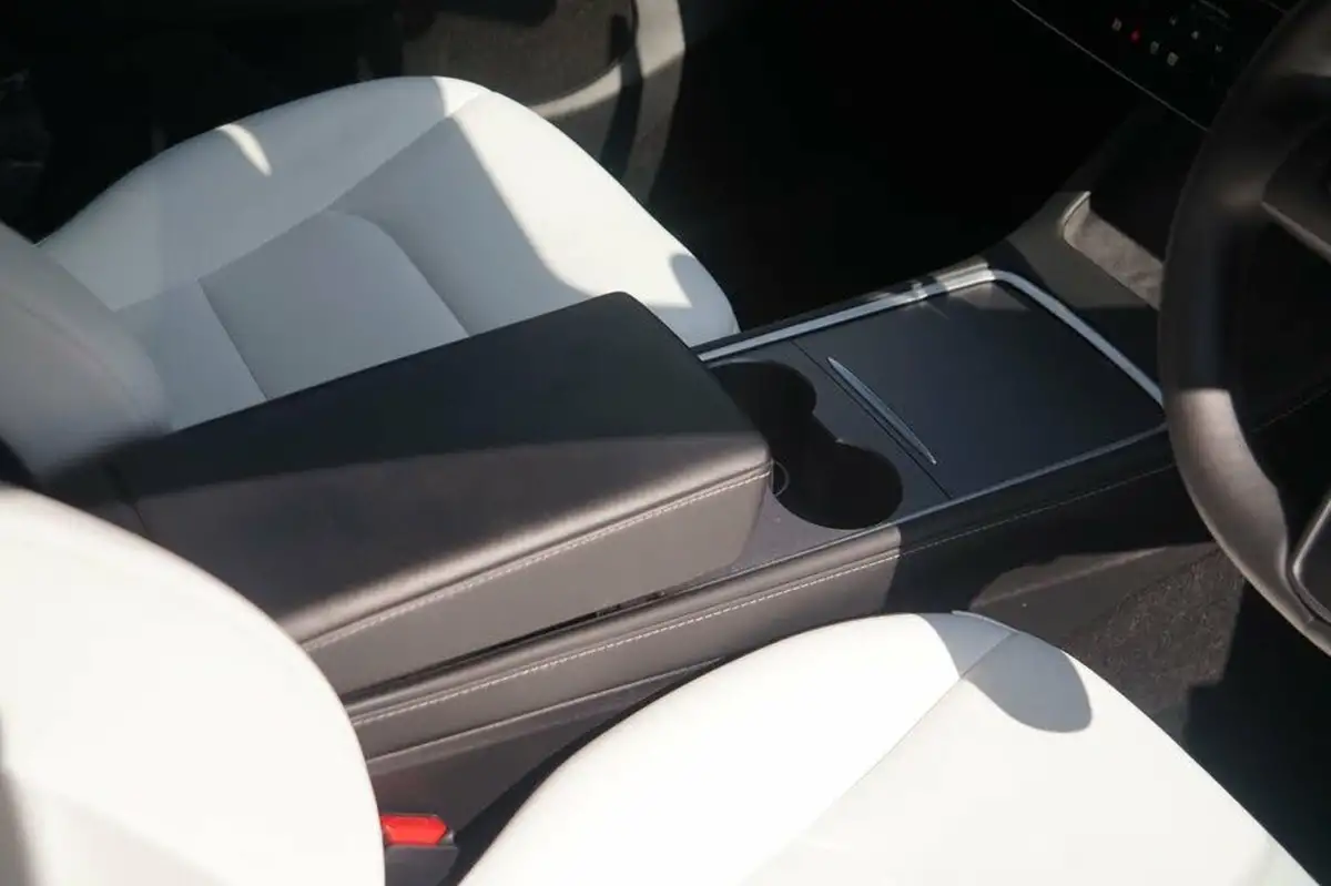 2022-tesla-model-y-e-long-range-big-18