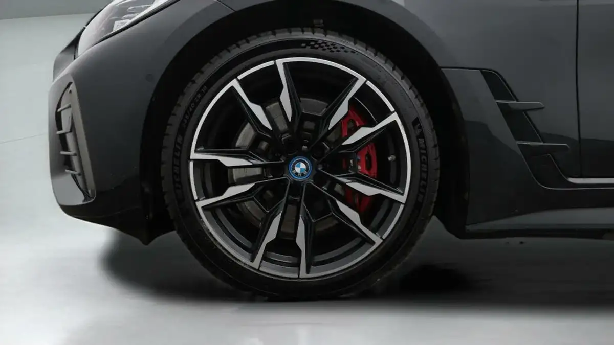 2022-bmw-i4-e-m50-big-18