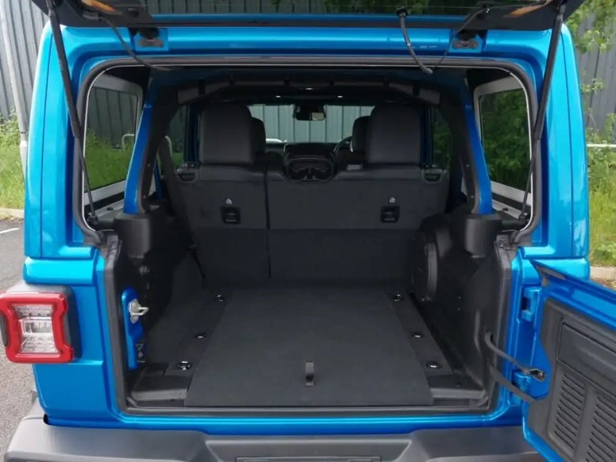 2025-jeep-wrangler-20-gme-sahara-big-7