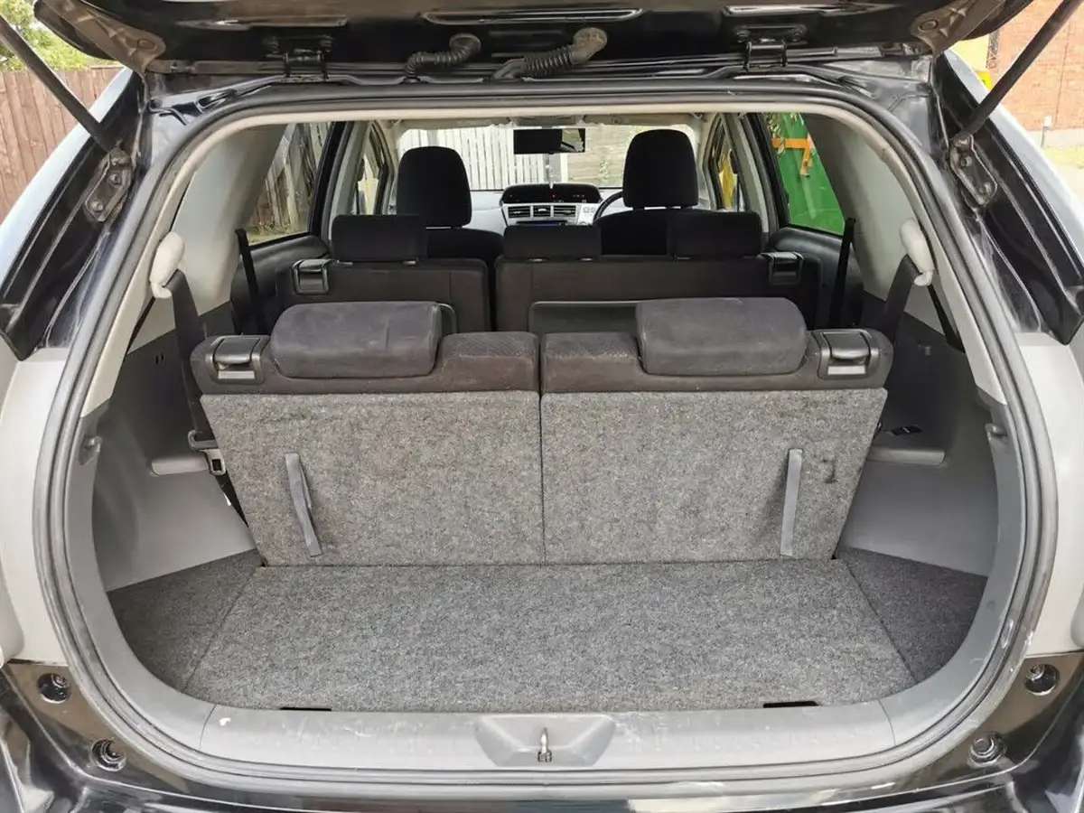 2013-toyota-prius-big-15