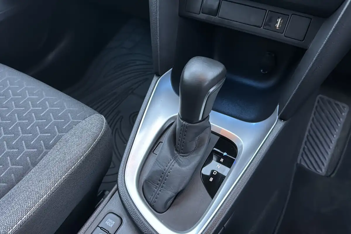2022-toyota-yaris-15-vvt-i-design-panoramic-roof-big-12