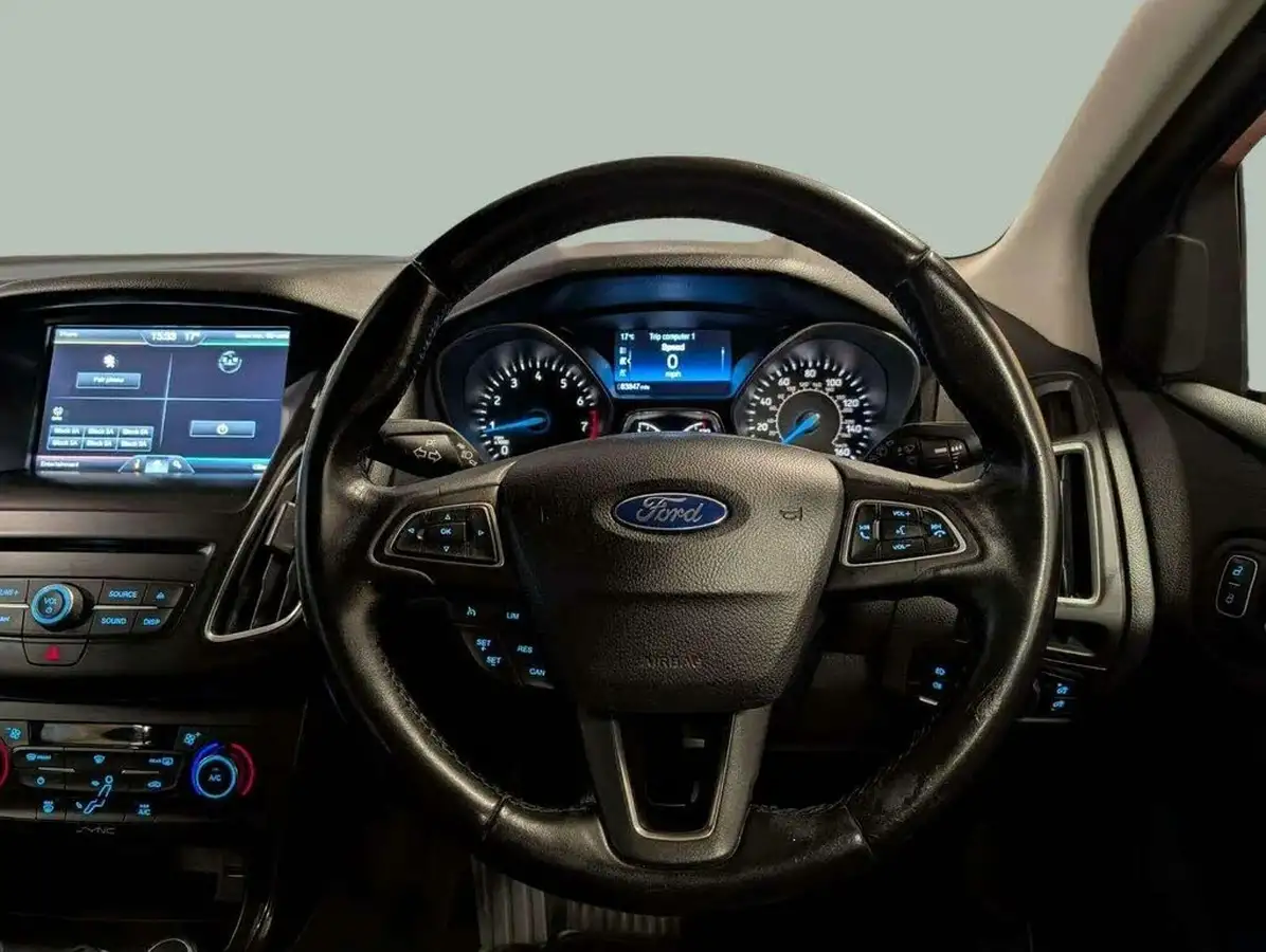 2015-ford-focus-10-titanium-t-125ps-hatchback-big-2