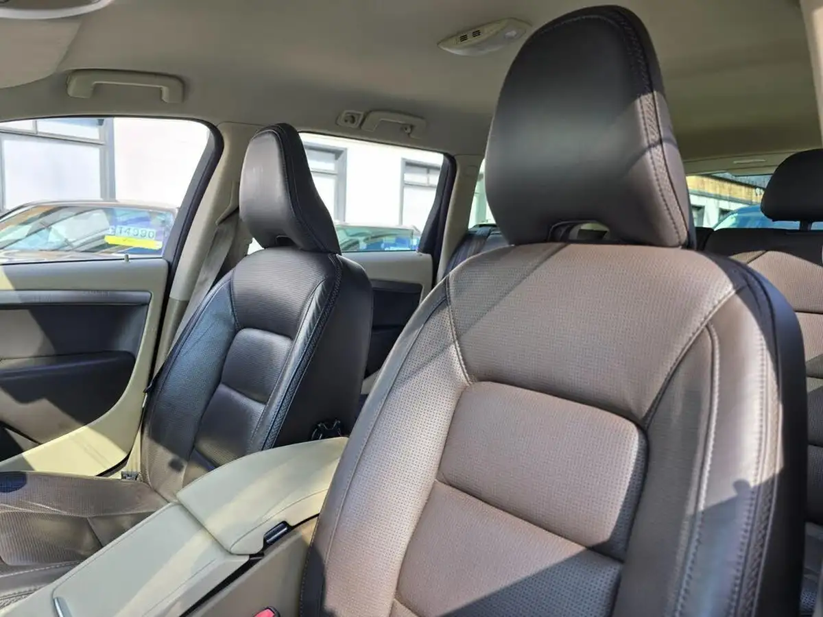 2011-volvo-xc70-30-t6-se-big-35