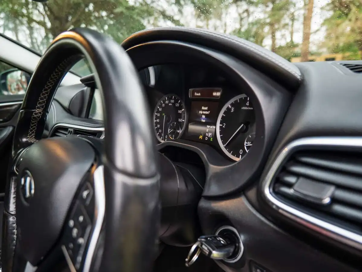 2017-infiniti-q30-15d-se-big-16