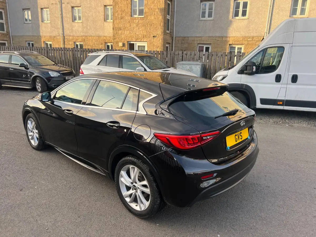 2017-infiniti-q30-15d-se-big-7