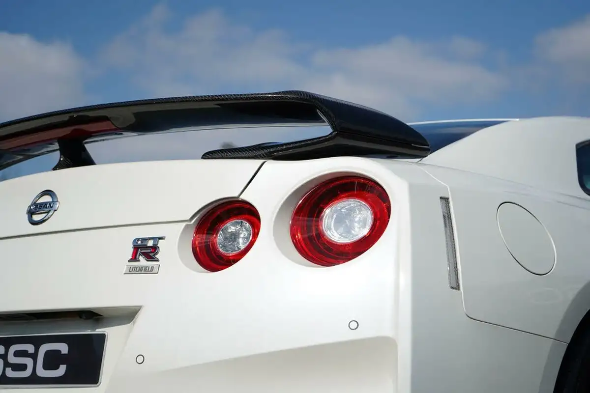 2017-nissan-gt-r-38-recaro-big-24