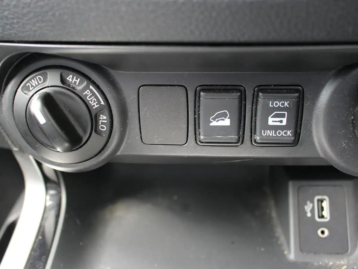 2021-nissan-navara-23dci-tt-tekna-8-navileather-auto-big-19