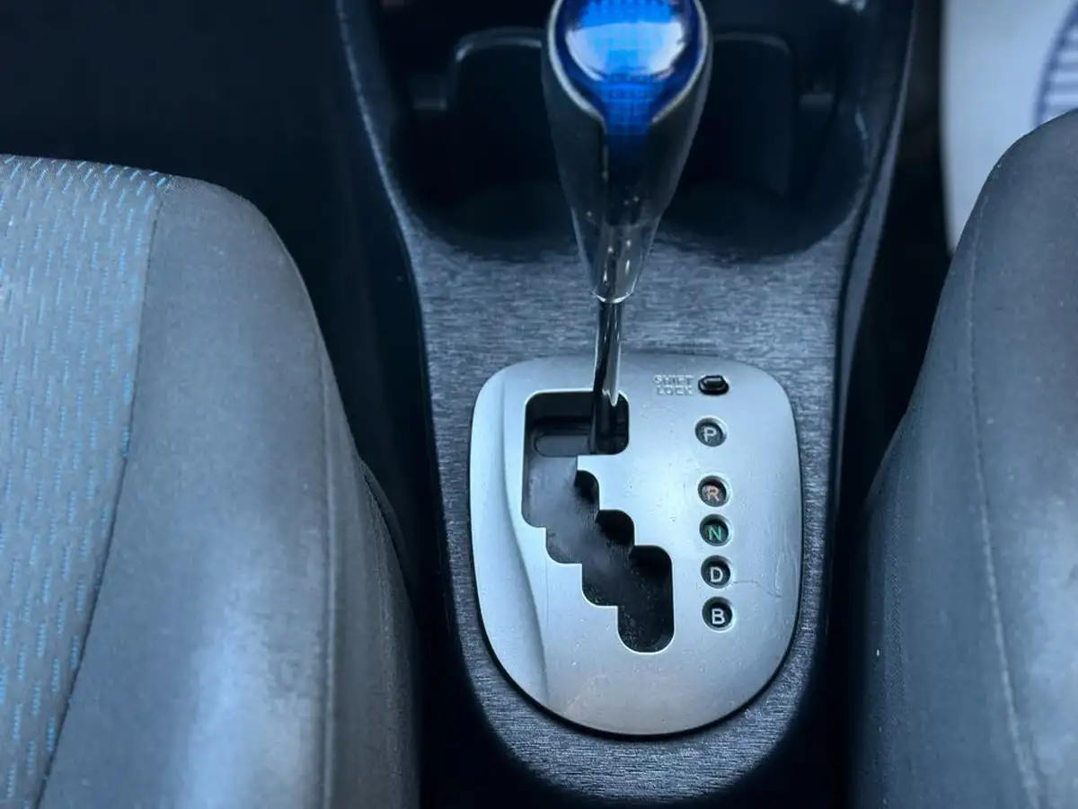 2013-toyota-yaris-15-vvt-i-t4-big-18