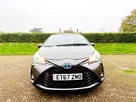 2017-toyota-yaris-15-vvt-i-icon-navi-hybrid-small-2