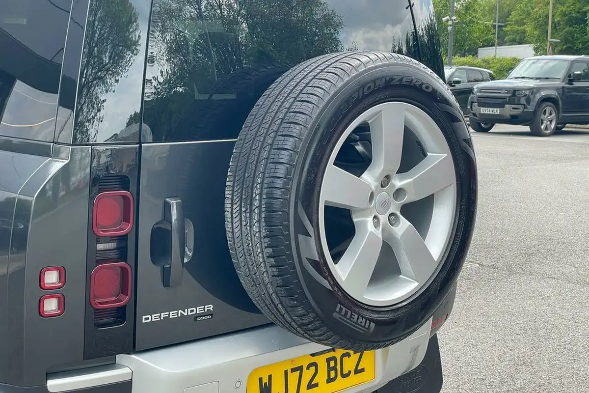 2022-land-rover-110-defender-30-d300-hse-big-51