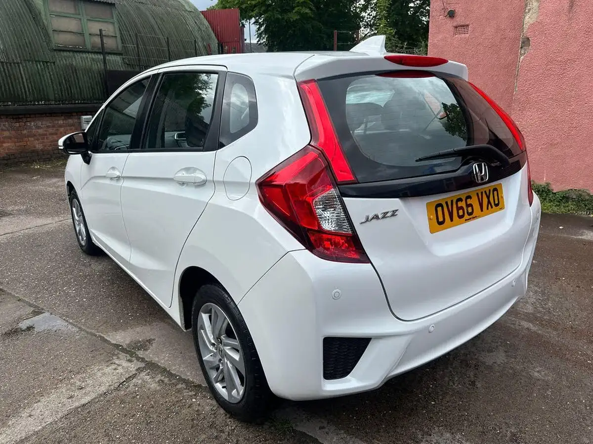 2016-honda-jazz-13-i-vtec-se-cvt-big-4