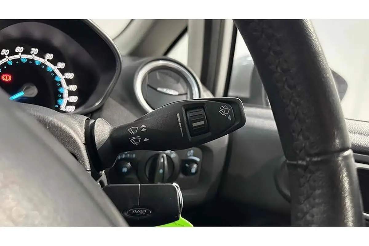 2014-ford-fiesta-125-zetec-5d-big-28