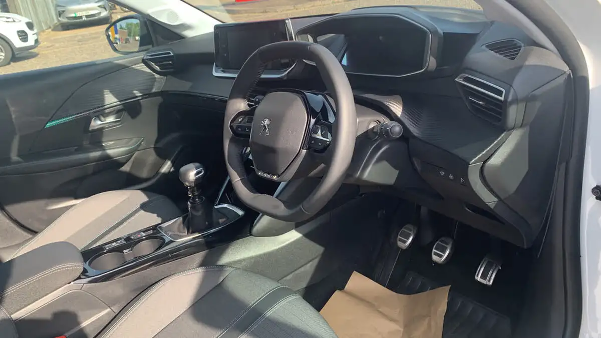 2023-peugeot-208-12-puretech-allure-premium-100ps-big-10