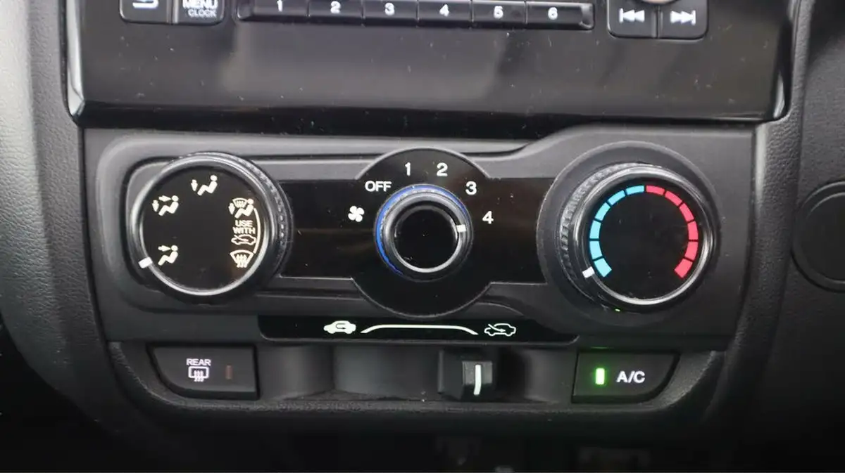 2019-honda-jazz-13-i-vtec-s-big-11