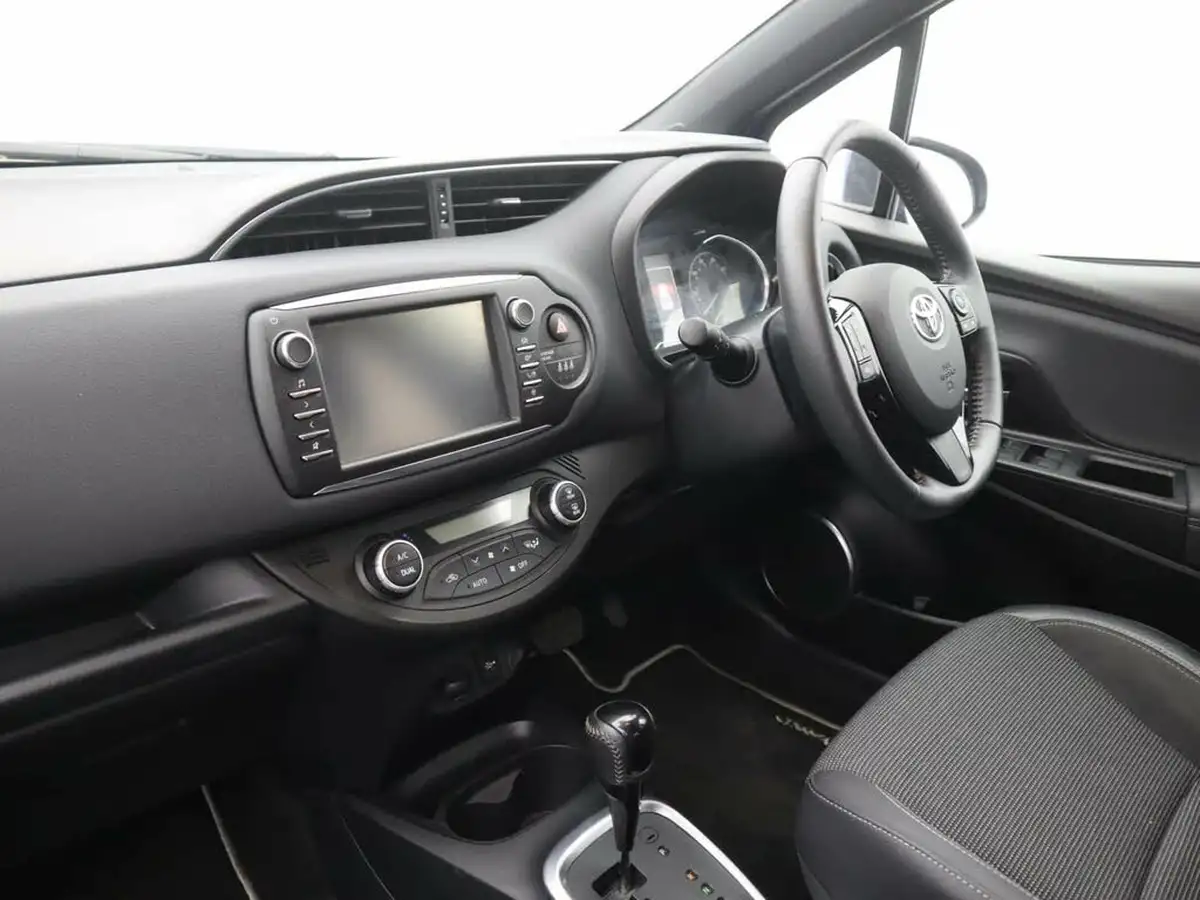 2018-toyota-yaris-15-vvt-i-excel-hybrid-15in-alloys-big-8