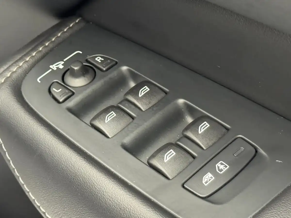 2022-volvo-xc60-20-b5-ultimate-big-21