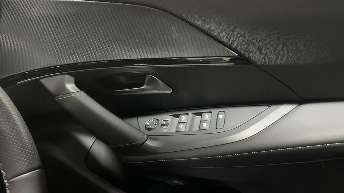 2024-peugeot-2008-suv-e-gt-136ps-50kwh-big-21