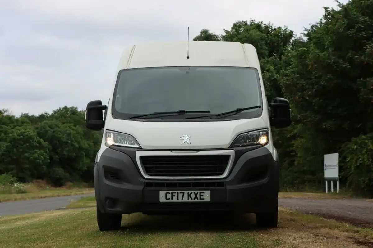 2017-peugeot-boxer-20-bluehdi-professional-435-l4h2-big-1