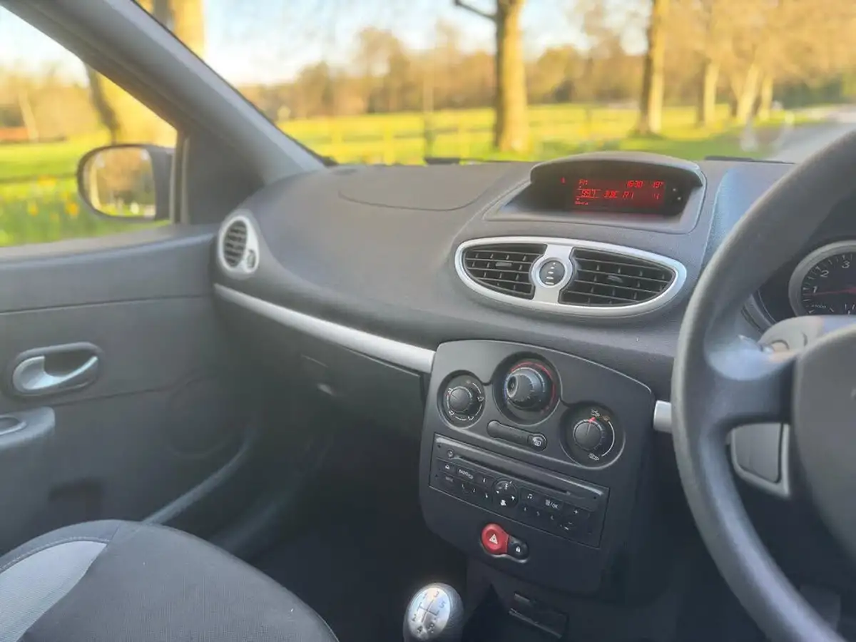 2010-renault-clio-12-expression-16v-75bhp-hatchback-big-14