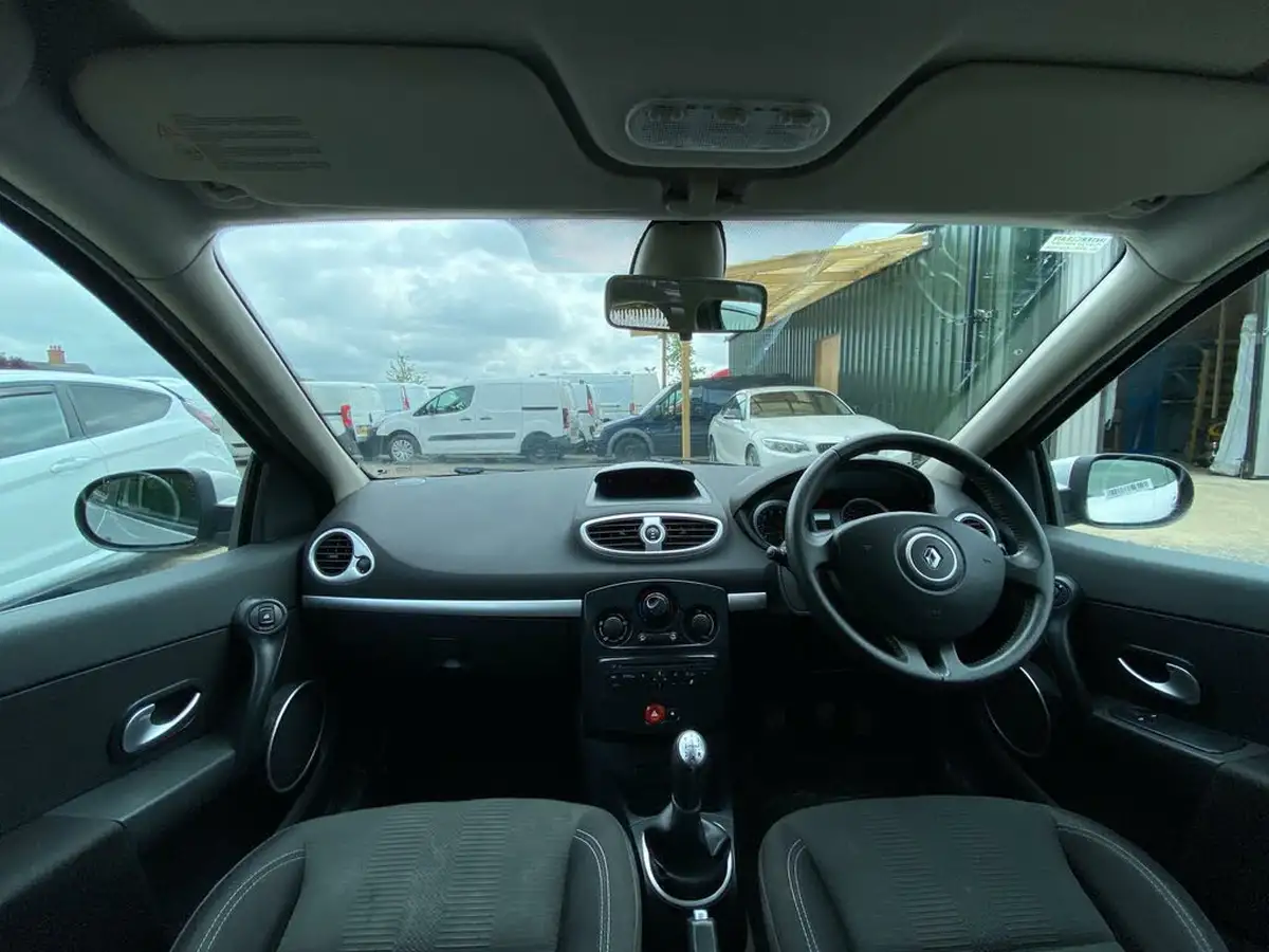 2010-renault-clio-12-dynamique-75bhp-sport-tourer-5d-big-9