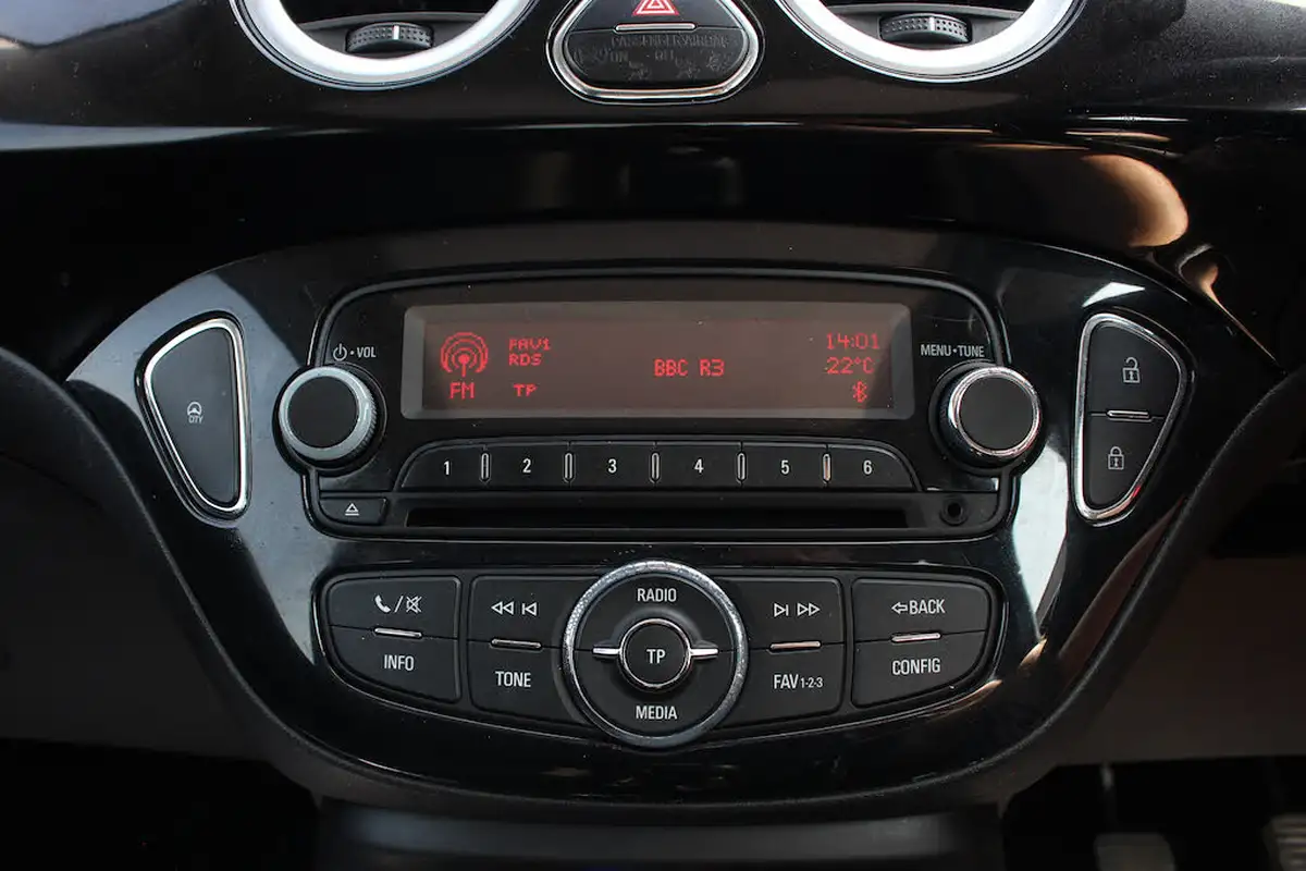2015-vauxhall-adam-14-glam-87ps-big-35