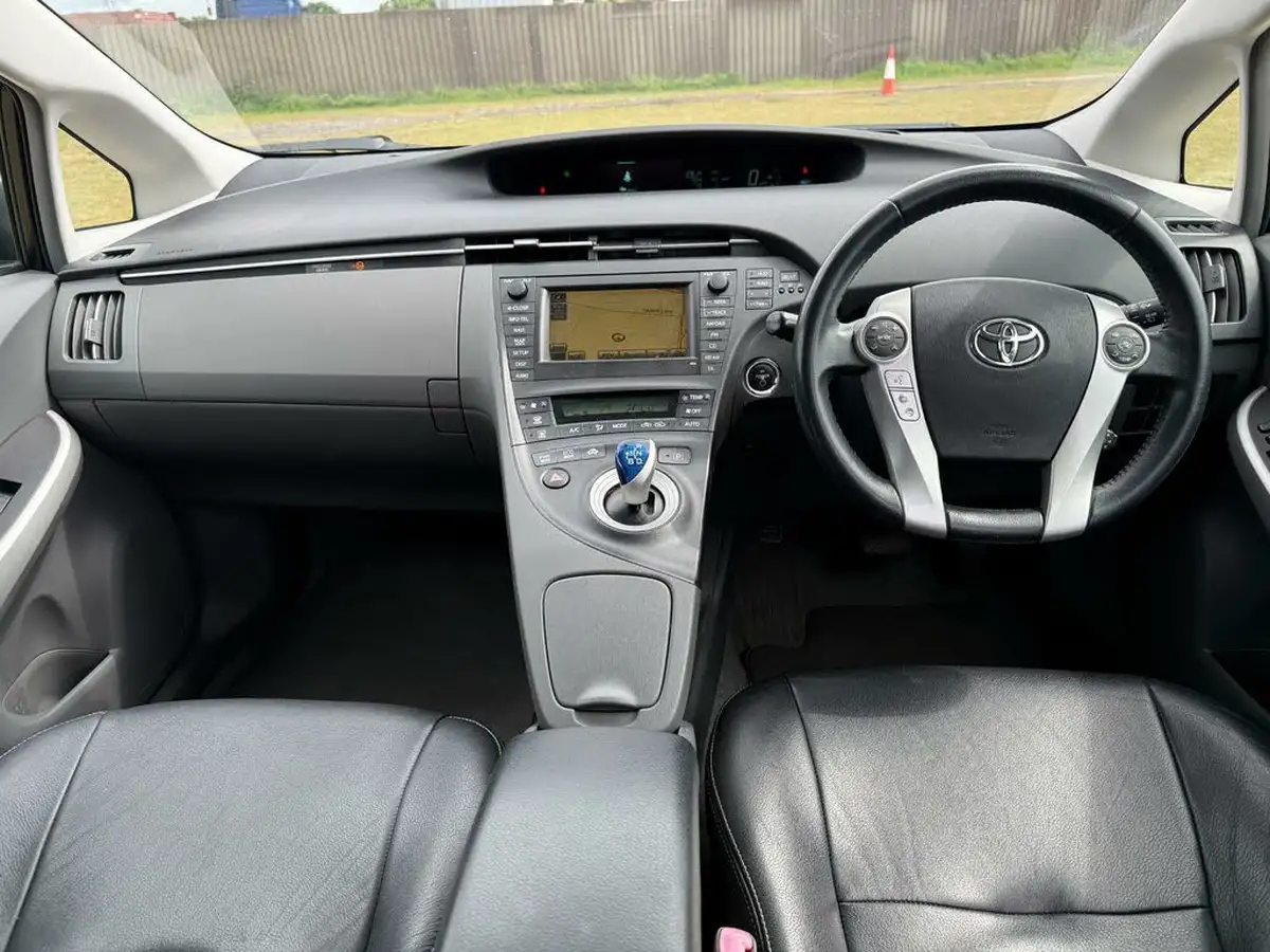 2011-toyota-prius-18-vvt-i-t-spirit-10th-anniversary-big-21