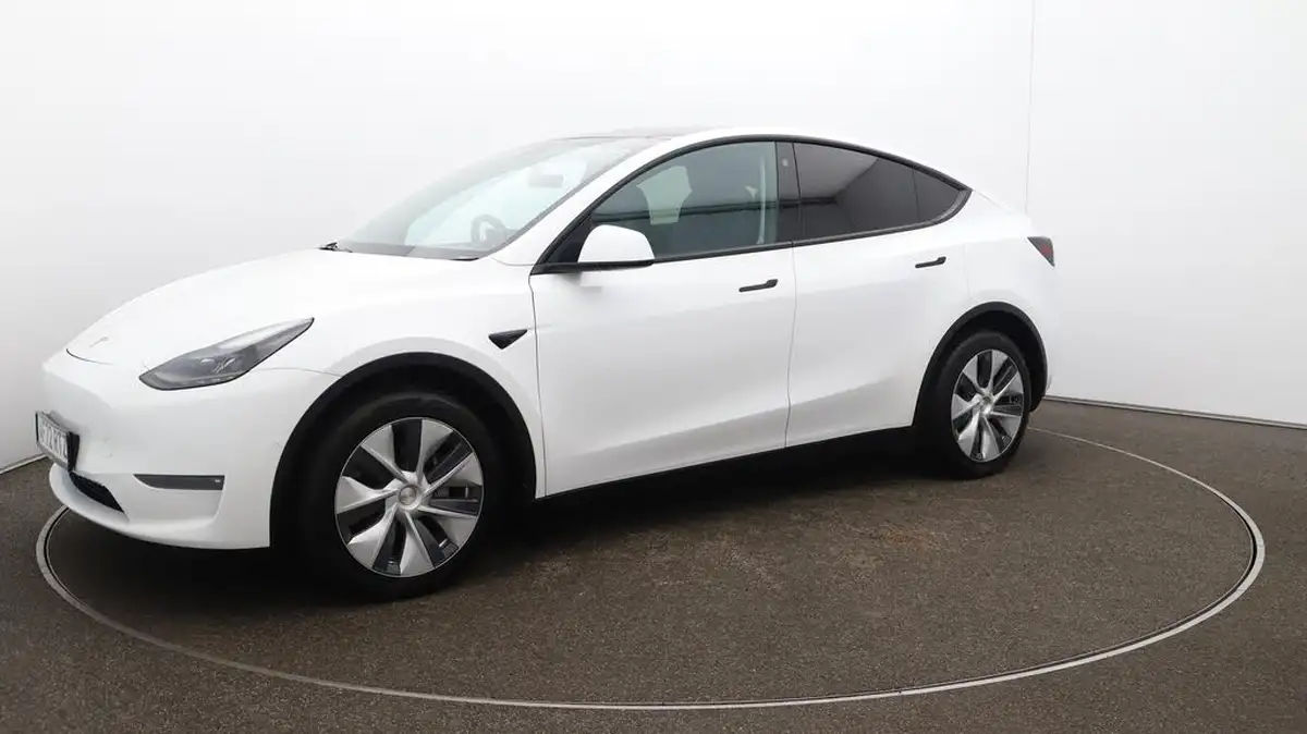 2022-tesla-model-y-e-long-range-big-60