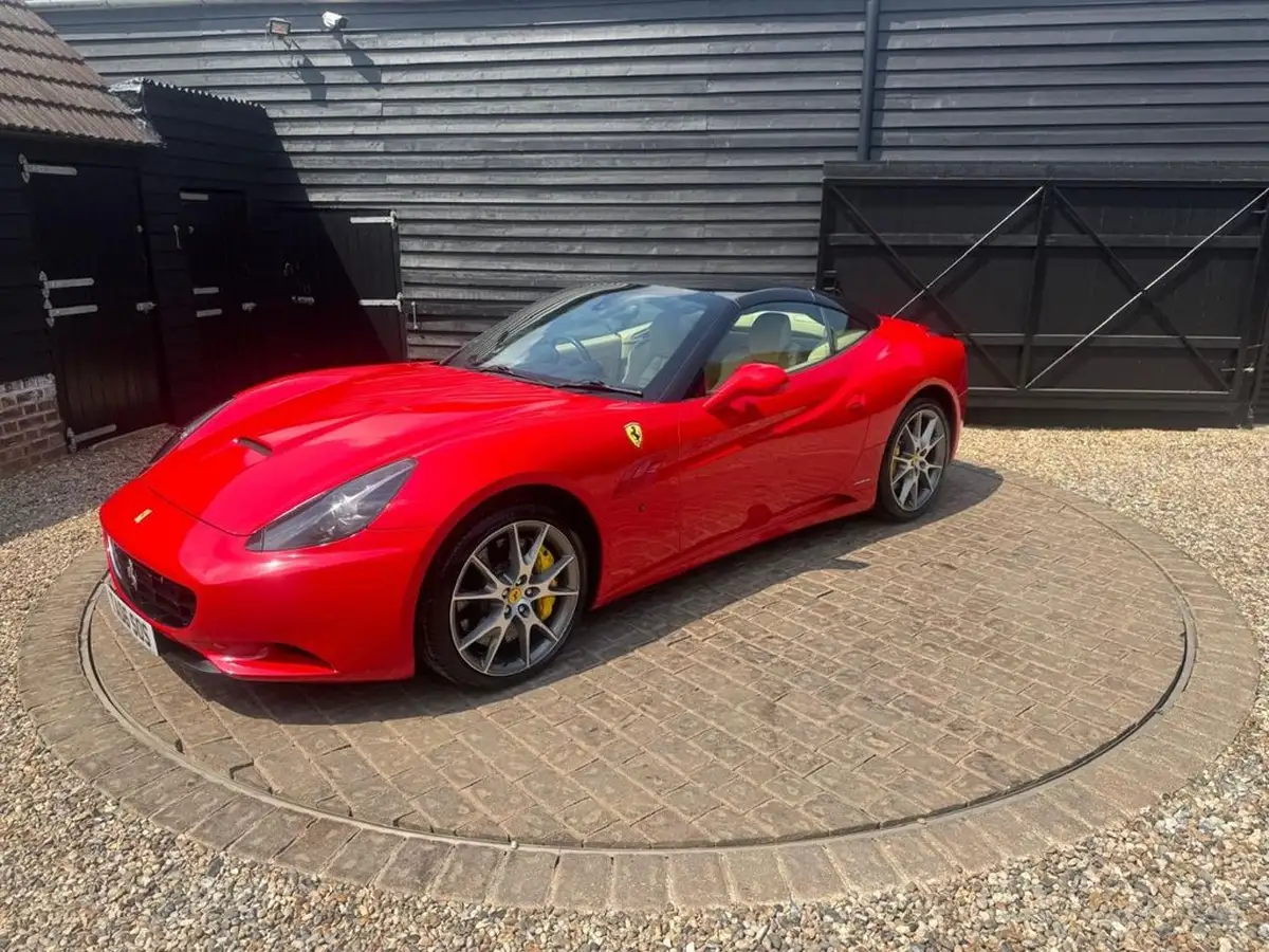 2010-ferrari-california-43-big-46