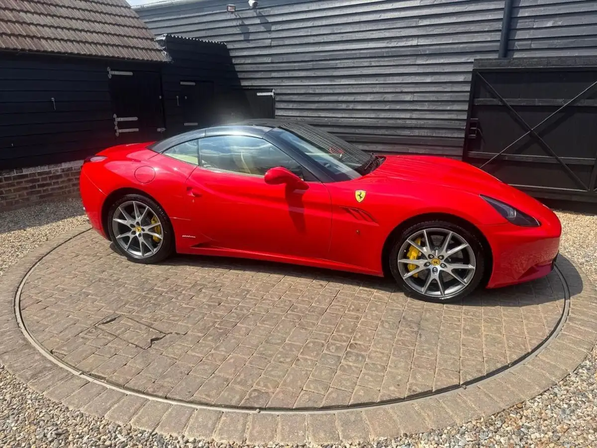 2010-ferrari-california-43-big-22