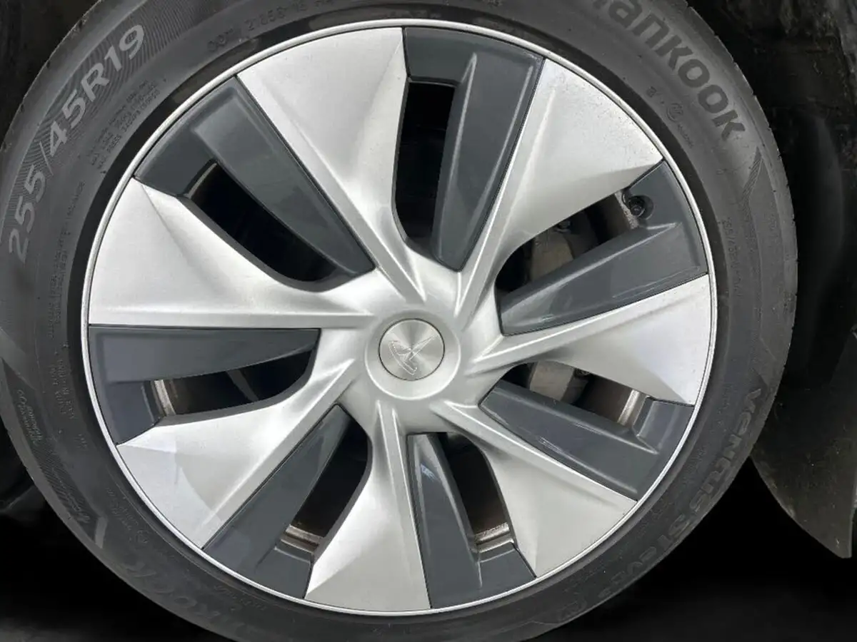 2022-tesla-model-y-e-long-range-big-12