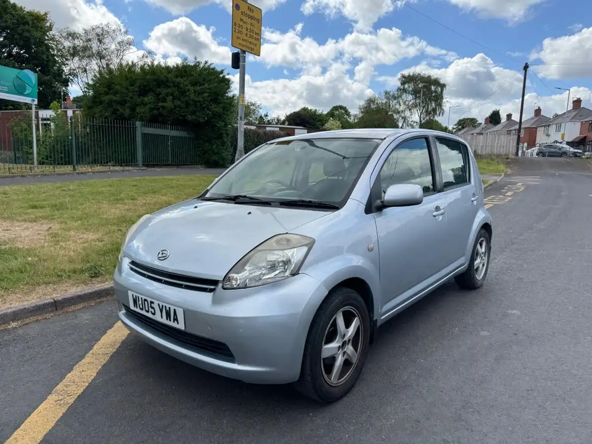 2005-daihatsu-sirion-13-se-big-10