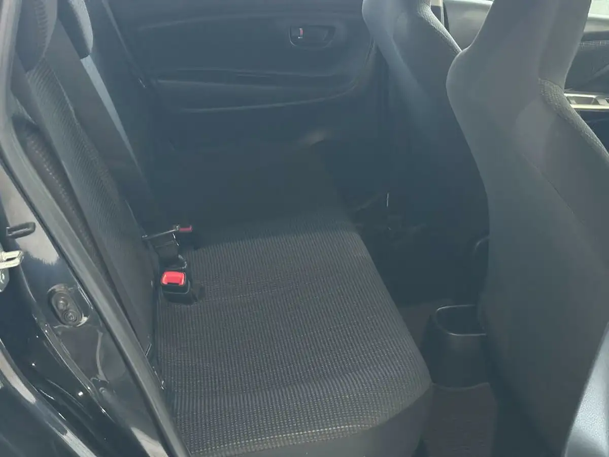 2014-toyota-yaris-big-23