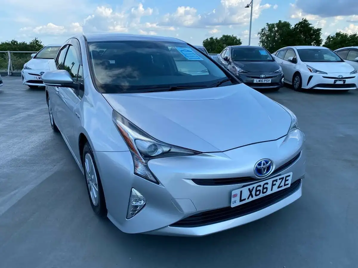 2017-toyota-prius-hybrid-big-3