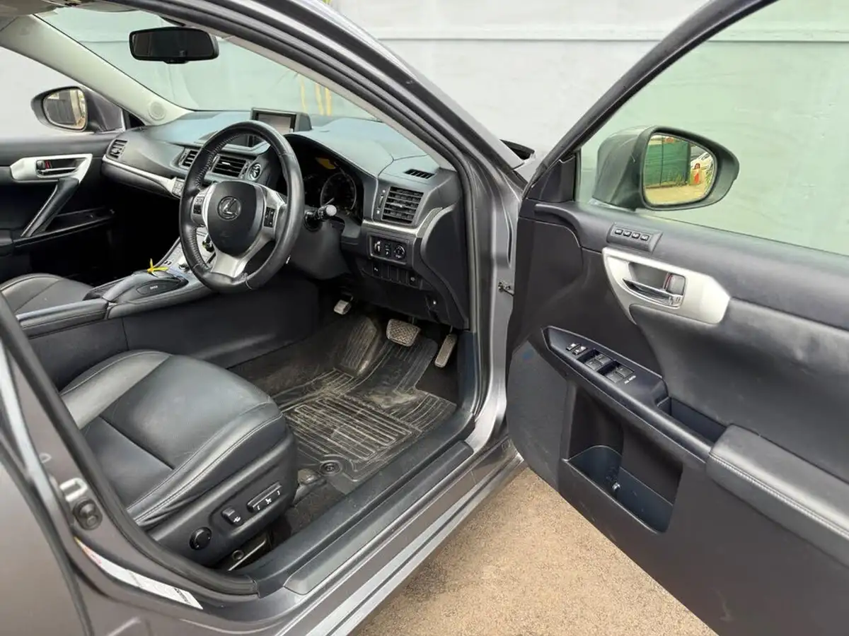 2013-lexus-ct-200h-18-premier-big-11