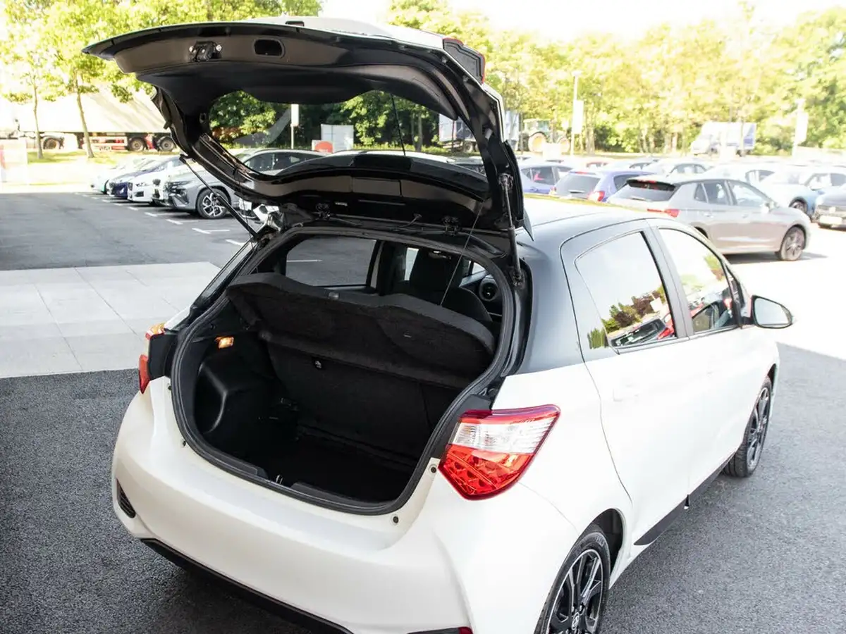 2018-toyota-yaris-15-vvt-i-grey-bi-tone-hybrid-big-32