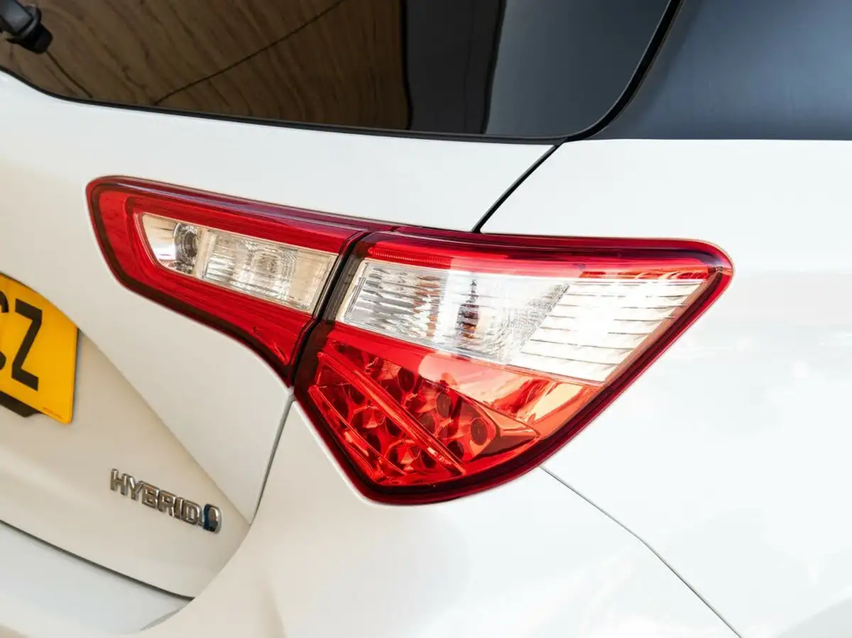 2018-toyota-yaris-15-vvt-i-grey-bi-tone-hybrid-big-8