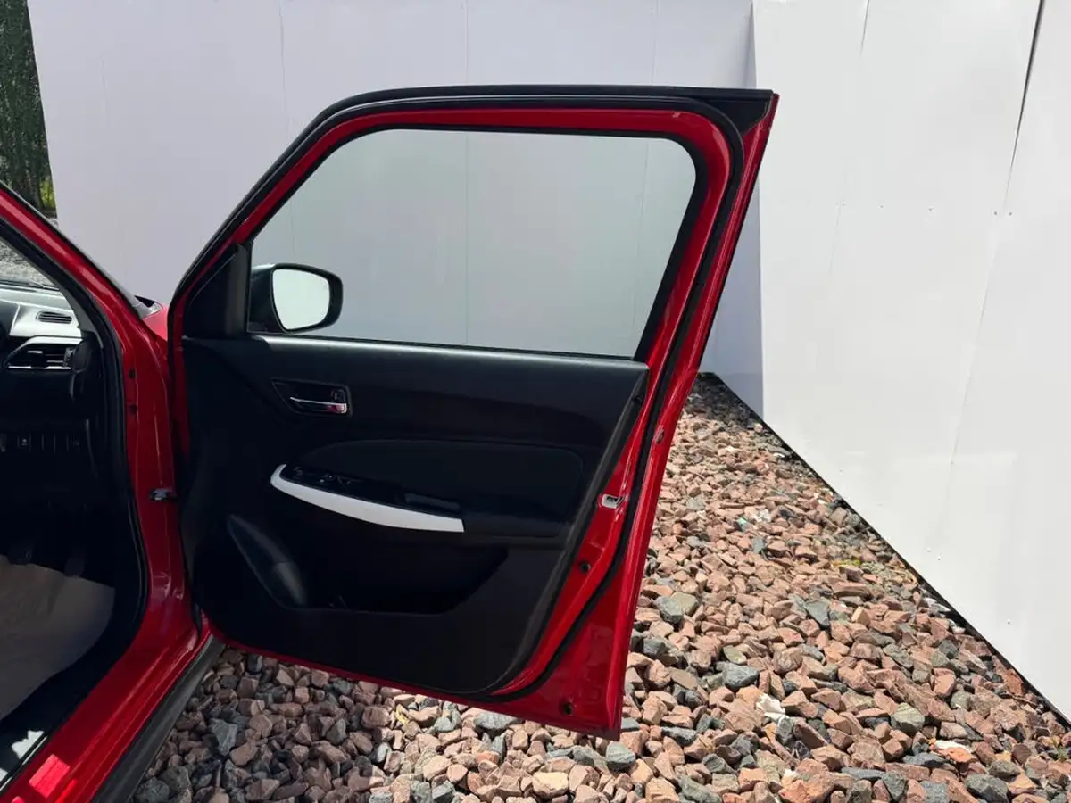 2019-suzuki-swift-12-dualjet-attitude-big-25