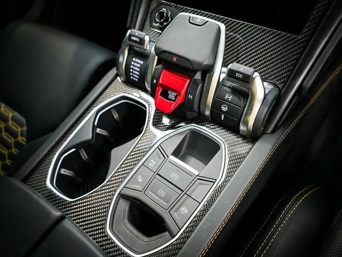 2022-lamborghini-urus-40-no-trim-big-12