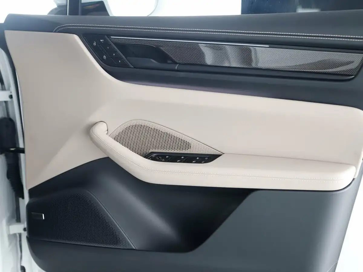 2025-porsche-macan-e-turbo-electric-big-25