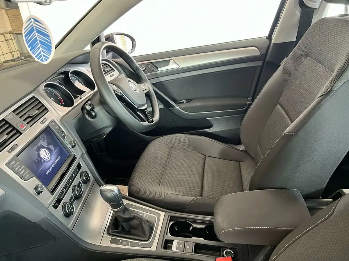 2016-volkswagen-golf-big-24