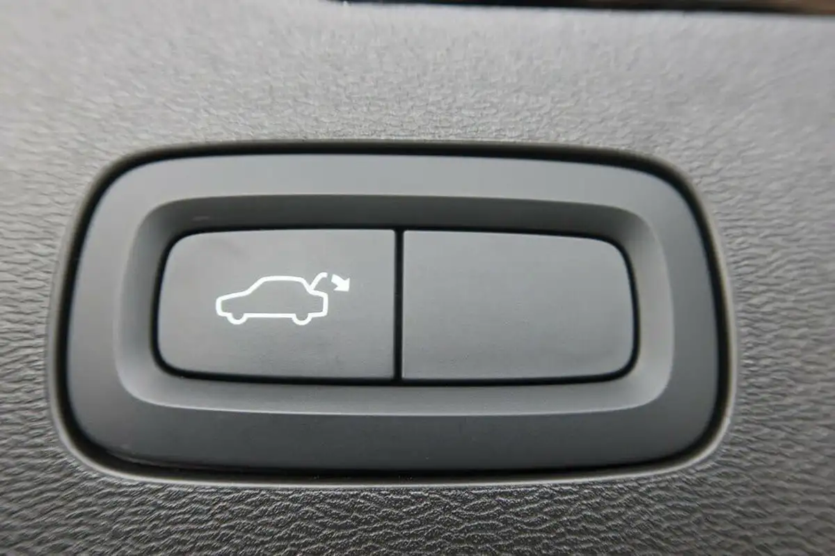 2022-volvo-v60-20-b3-momentum-161bhp-big-7