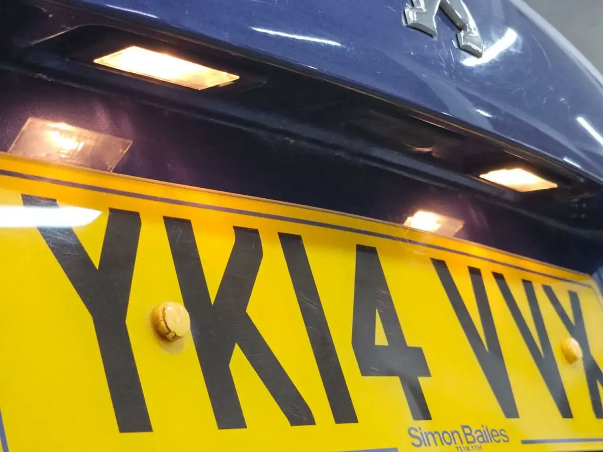 2014-peugeot-208-12-active-vti-3d-big-77