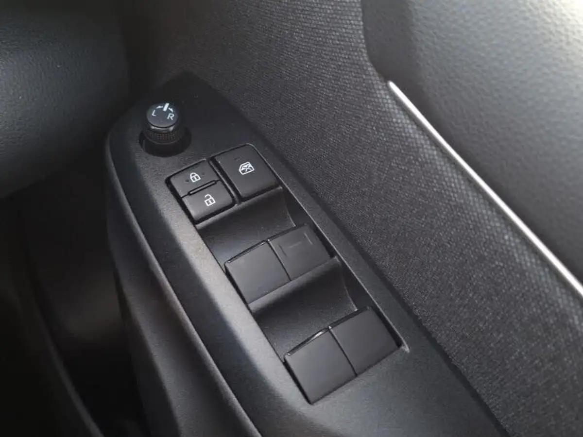 2021-toyota-yaris-15-vvt-i-design-big-16