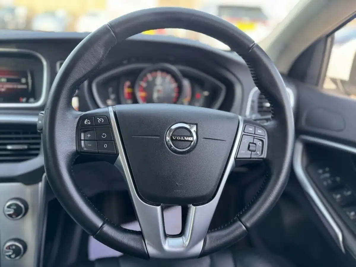2016-volvo-v40-15-t2-inscription-big-10