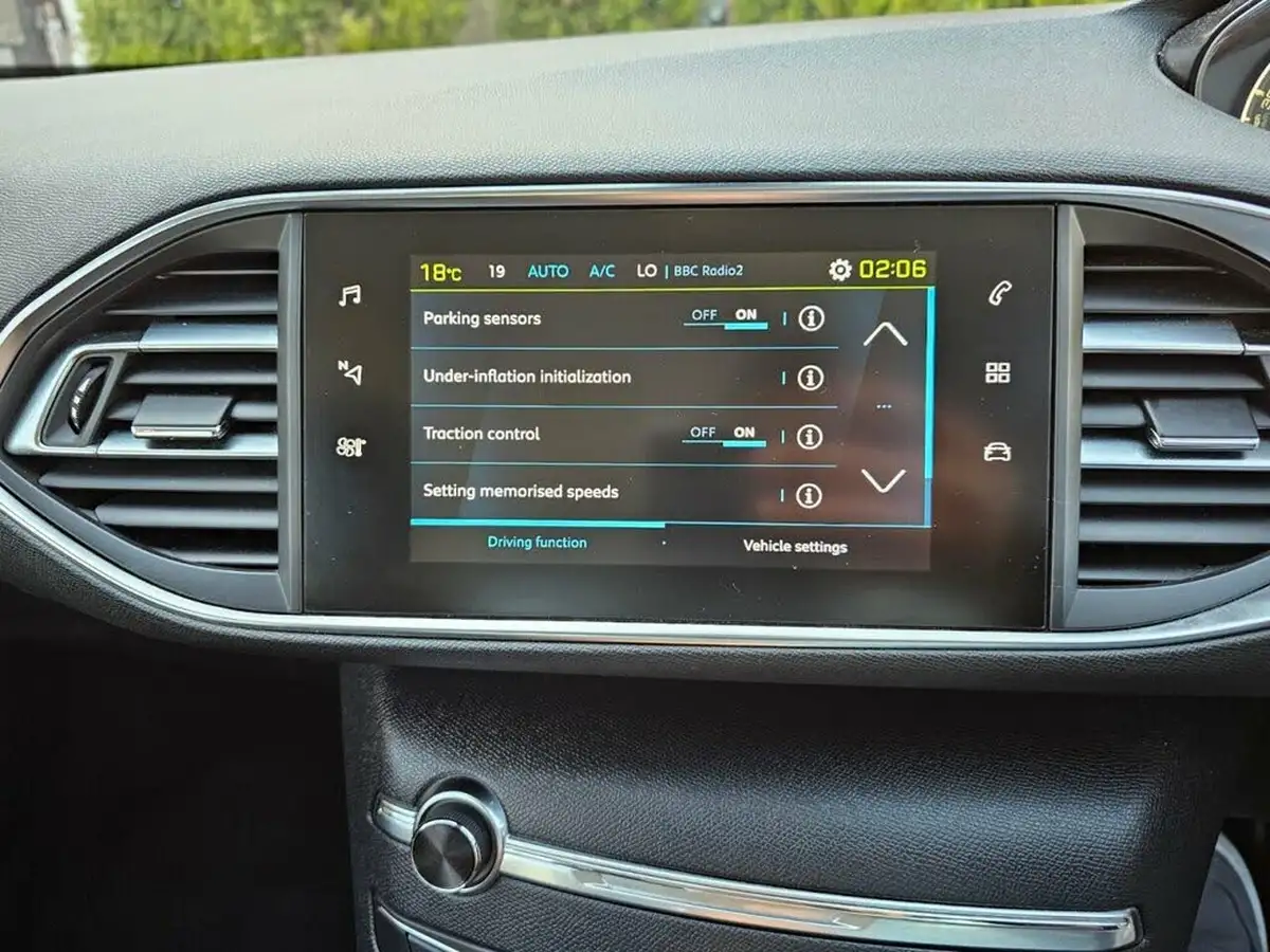 2014-peugeot-308-16hdi-active-big-18