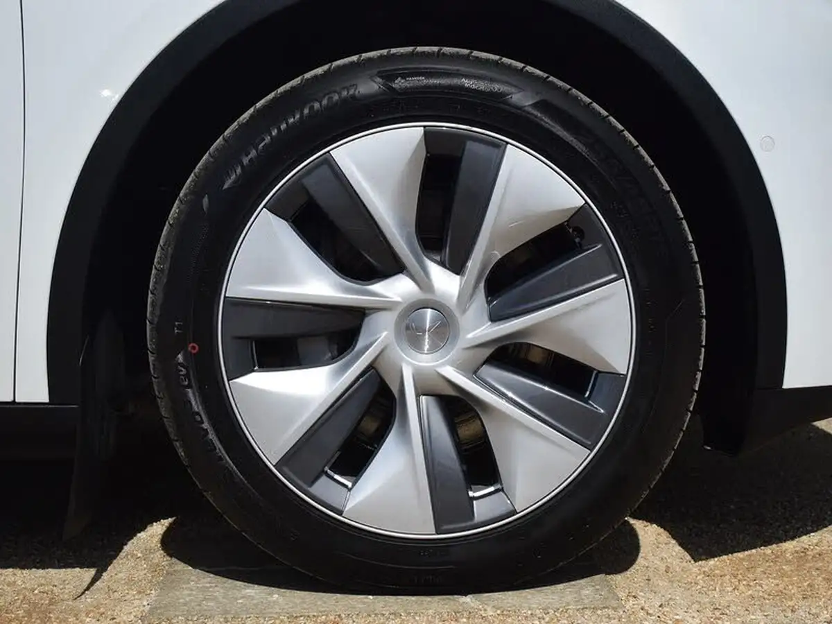 2022-tesla-model-y-e-long-range-big-22