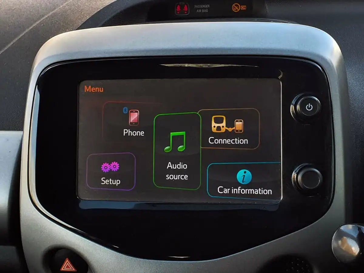 2017-peugeot-108-10-active-hatchback-3d-big-22