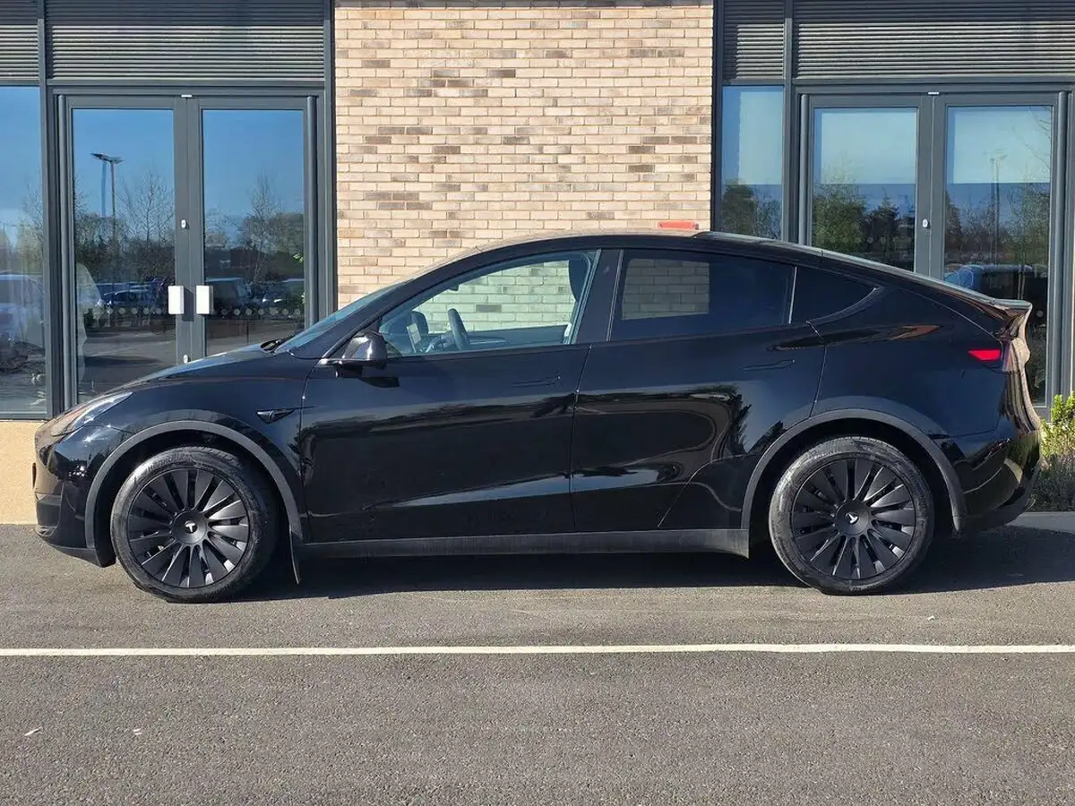 2022-tesla-model-y-e-long-range-big-3